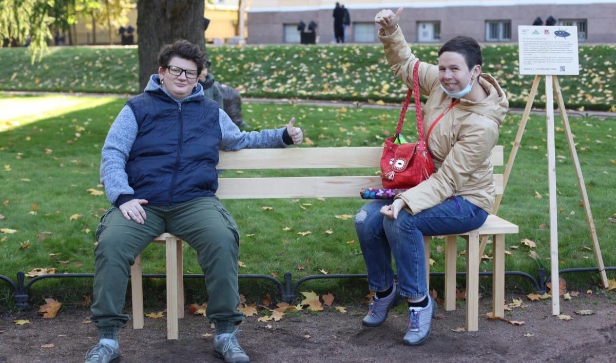 В Михайловском саду установили скамейку, сделанную в инклюзивных мастерских - tvspb.ru