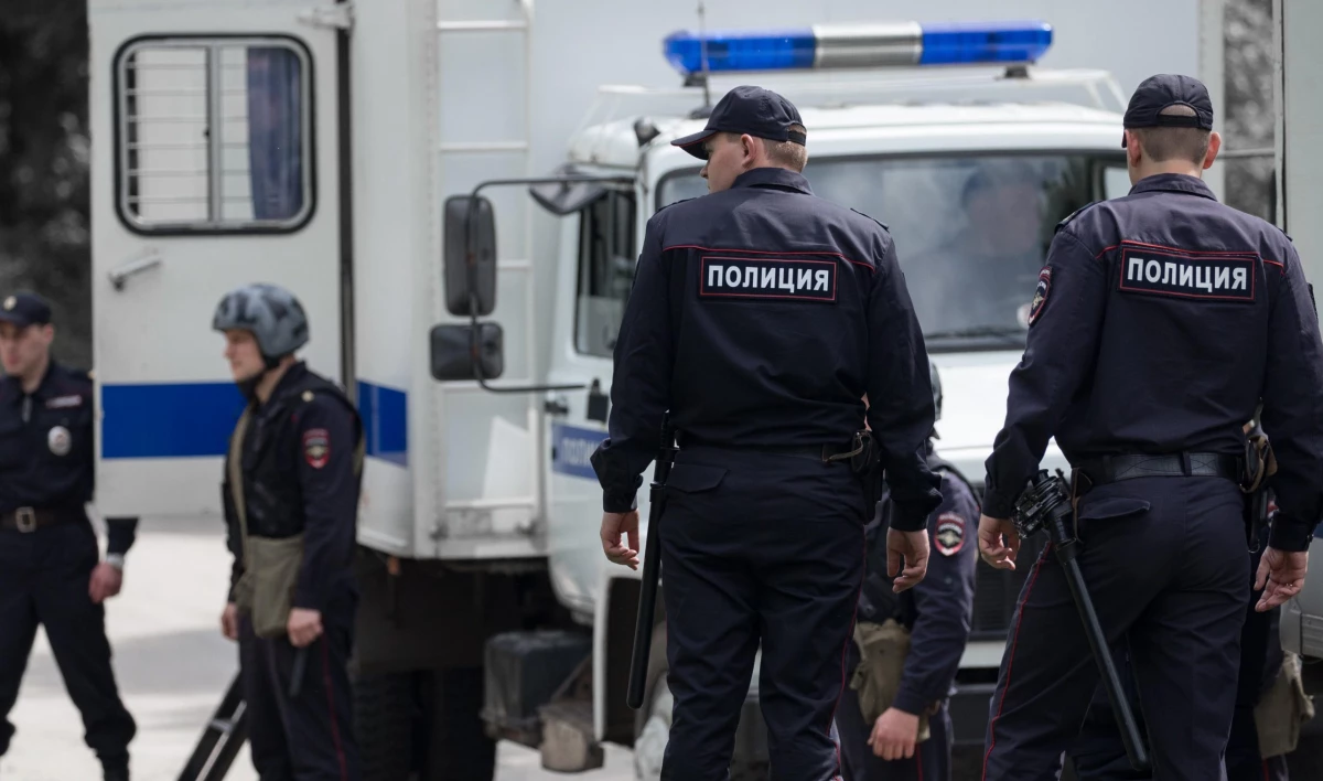 Мужчина попытался убежать от полицейских со спортплощадки в Петербурге - tvspb.ru