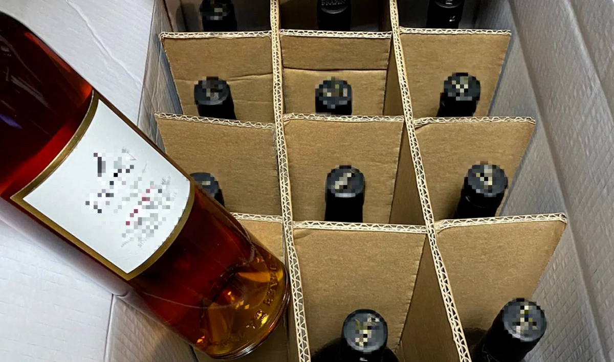 На одном из складов Петербурга нашли более 2 тысяч бутылок немаркированного алкоголя - tvspb.ru