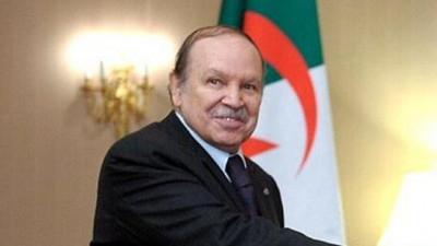 Президент Алжира объявил об уходе