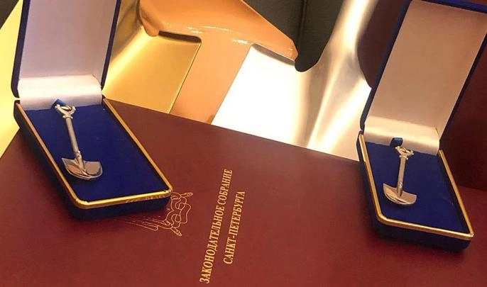 Ивана Урганта наградили «золотой лопатой» за уборку снега в Петербурге - tvspb.ru