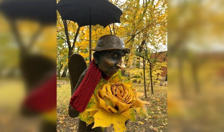 «Утеплился». Ангела в Измайловском саду одели в красный шарф и украсили букетом листьев - tvspb.ru