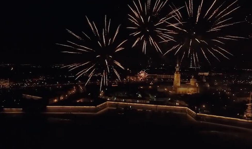 Новогодний салют раскрасил небо над Санкт-Петербургом - tvspb.ru