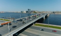 Дорогу и рельсы на мосту Александра Невского отремонтируют за 927 млн рублей