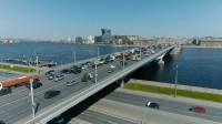 Дорогу и рельсы на мосту Александра Невского отремонтируют за 927 млн рублей