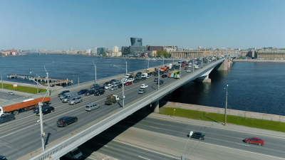 Дорогу и рельсы на мосту Александра Невского отремонтируют за 927 млн рублей