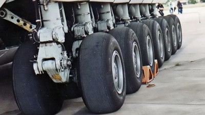 Самый большой в мире грузовой самолет «Мрия» повредил шасси при посадке