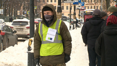 Петербургские волонтеры помогали автовладельцам сориентироваться в зоне платной парковки