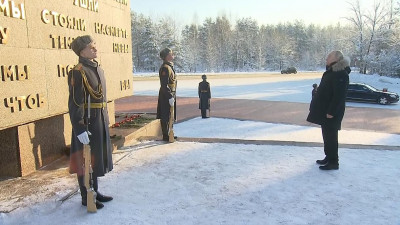 Владимир Путин почтил память погибших ленинградцев на Невском пятачке