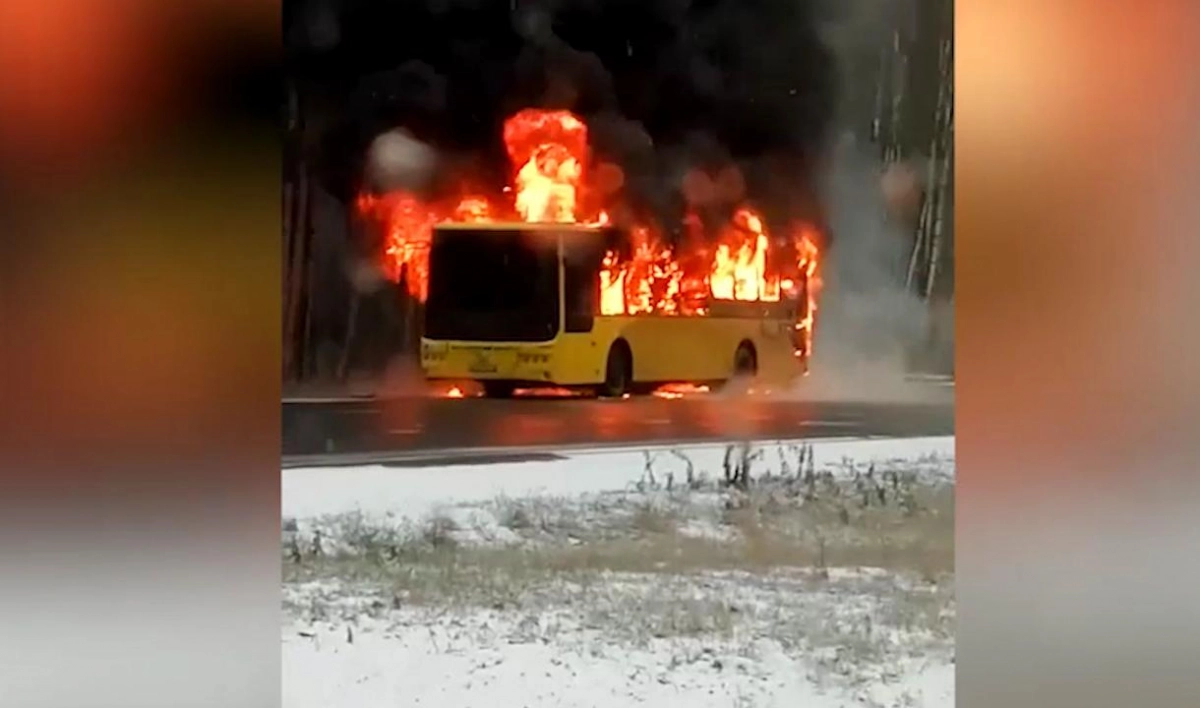 Водитель, спасший людей из горящего автобуса, рассказал о своих действиях в момент ЧП - tvspb.ru