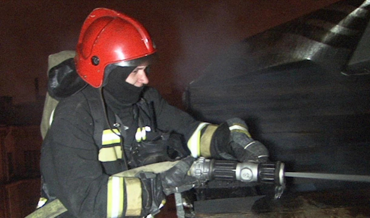 На улице Дыбенко загорелся гараж с человеком внутри - tvspb.ru