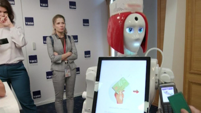 Робот-кассир: петербургская сеть ресторанов взяла на работу андроида Марусю