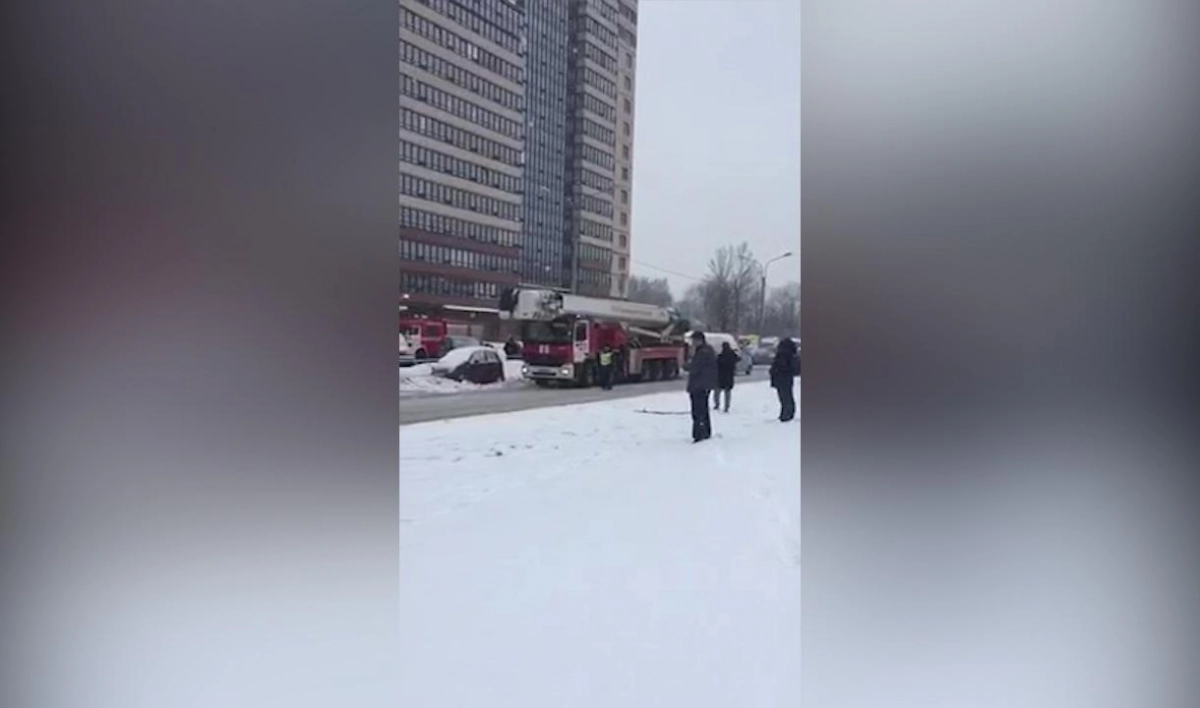 Движение на Репищевой улице затруднено после взрыва в жилом доме - tvspb.ru