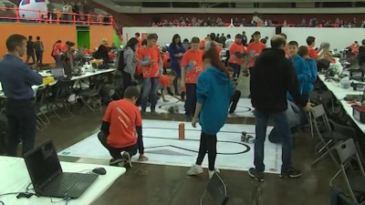 Почти полторы тысячи юных робототехников представили в Петербурге свои творения