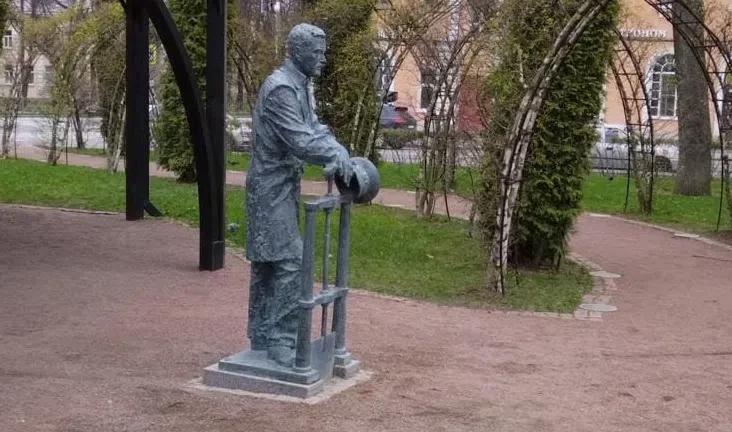 В Петергофе установили скульптуру, посвященную фонтанщикам - tvspb.ru