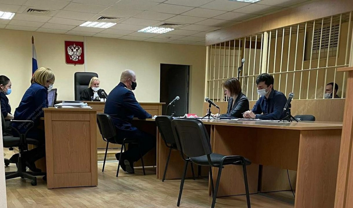 Суд отправил под домашний арест полицейского, который мог передать пистолет мужчине, застрелившему студента на Невском - tvspb.ru