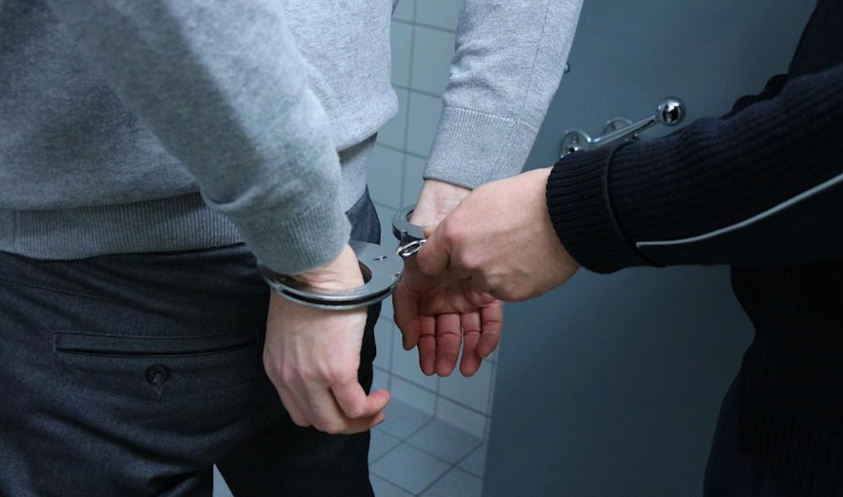 Суд арестовал мошенников, продававших БАДы под видом лекарств, до 18 мая - tvspb.ru