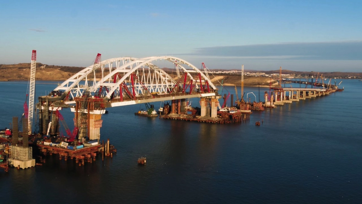 Автодорожную арку Крымского моста установили досрочно, судоходство возобновлено - tvspb.ru