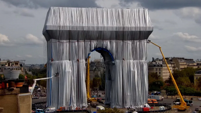 Художники-концептуалисты укутали тканью Триумфальную арку в Париже