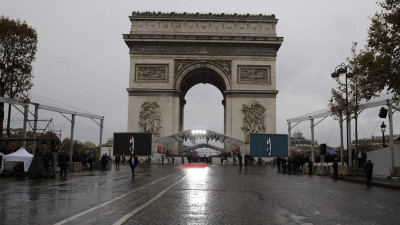 Путин и Трамп обменялись рукопожатиями у Триумфальной арки в Париже