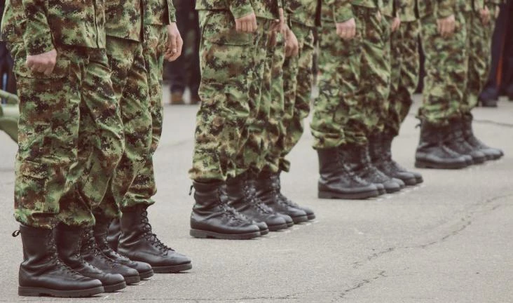 Украинские морпехи отказались надевать новые береты перед Порошенко - tvspb.ru