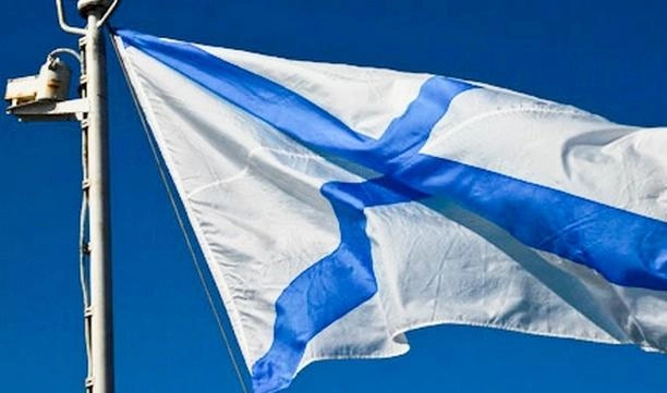 На здании Адмиралтейства заменили порванный флаг - tvspb.ru