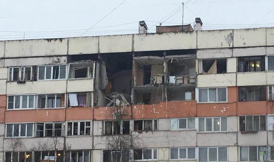 Жильцов дома, в котором произошел взрыв, разместят в школе на улице Добровольцев - tvspb.ru