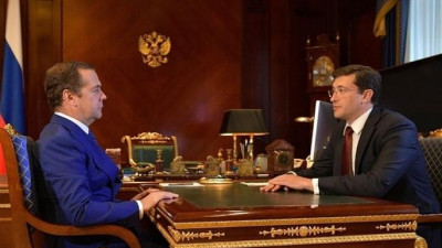 Медведев провел первую рабочую встречу после спортивной травмы