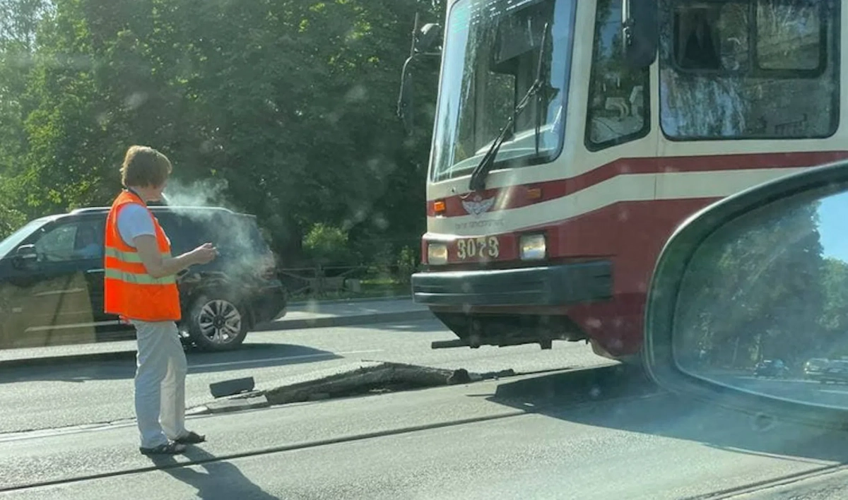 Вздыбившийся асфальт остановил трамваи на проспекте Энгельса - tvspb.ru