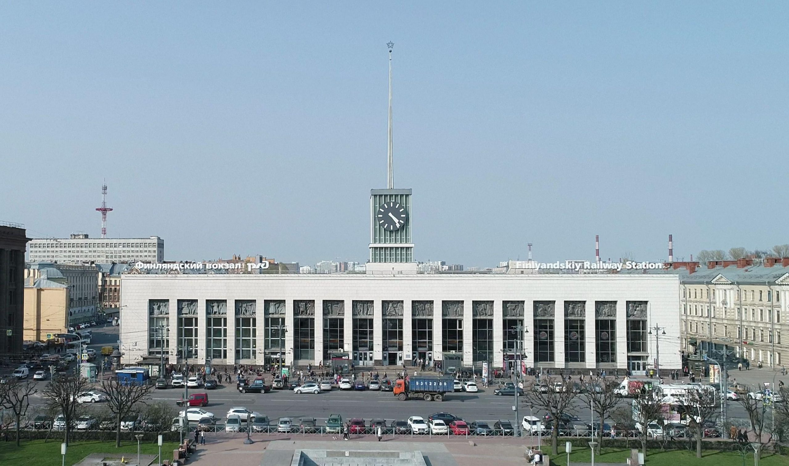 Финляндский вокзал санкт петербург. Санкт-Петербург (Финляндский вокзал) Москва. 3-Е апреля Финляндский вокзал. Санкт-Петербург позднесоветская архитектура. Финляндский вокзал новый год.