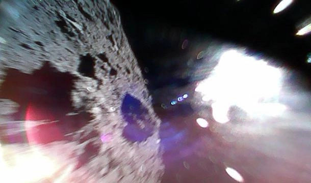 Японское агентство JAXA показало первые в истории фото поверхности астероида - tvspb.ru
