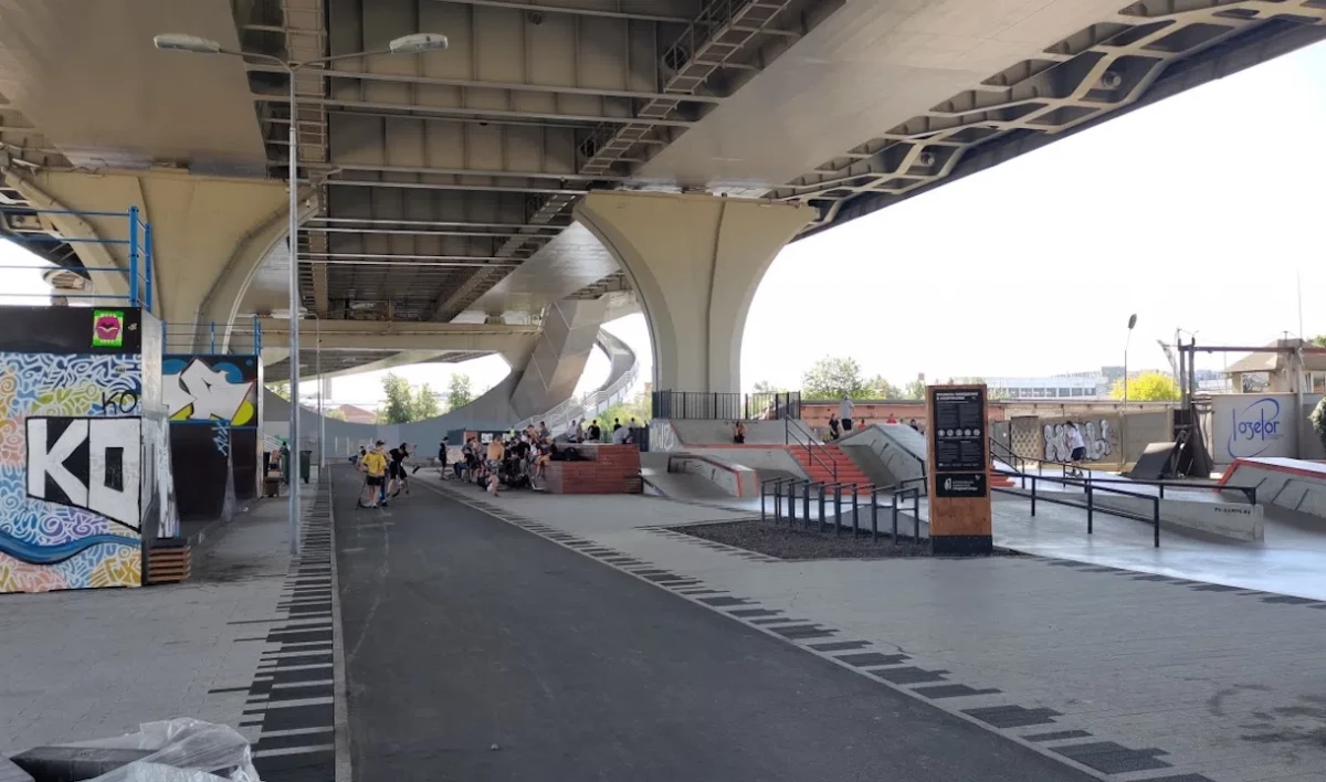 На экстрим-площадке под мостом Бетанкура появился уникальный боул для  скейтбордистов | Телеканал Санкт-Петербург