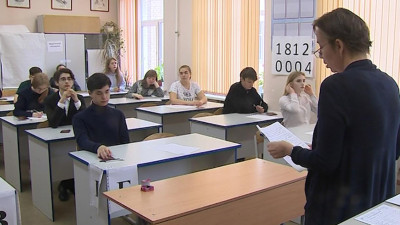 Выпускники школ смогут получить аттестаты до 15 июня