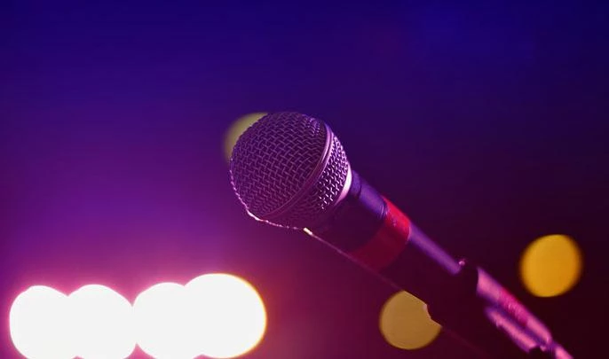 В одном из кафе Петербурга мужчина микрофоном сломал нос девушке - tvspb.ru