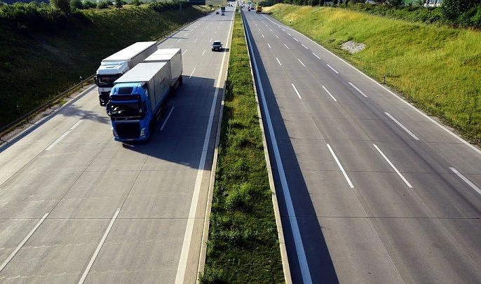 «Два плюс один»: на российских трассах будут активнее применять трехполосное движение - tvspb.ru
