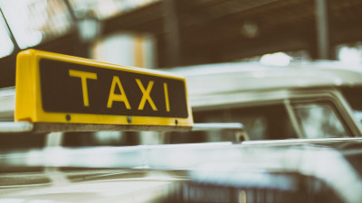 В Петербурге обсуждают появление социального такси для людей с подозрением на COVID