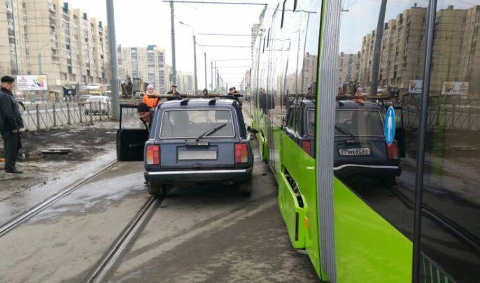 Очевидцы: В Петербурге водитель «четверки» столкнулся с трамваем «Чижик» - tvspb.ru