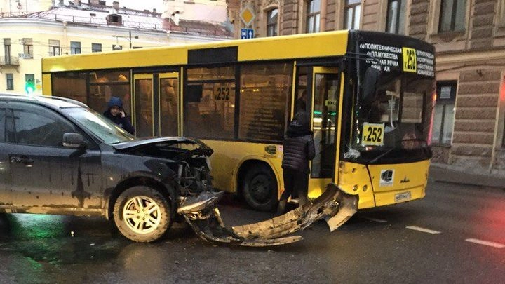 На Вознесенском проспекте авария с участием автобуса - tvspb.ru