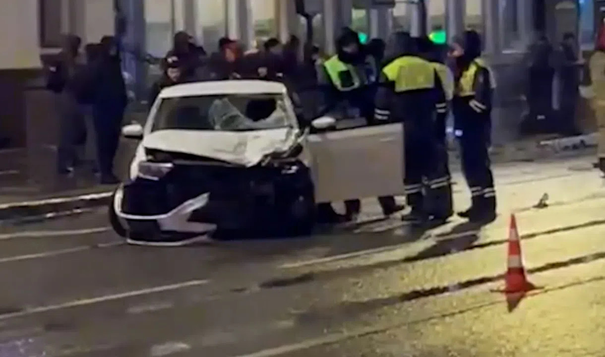 В петербурге водитель сбил. Наезд на пешехода Невский проспект. Сбили девушку на Невском СПБ. В СПБ на Невском сбил людей.