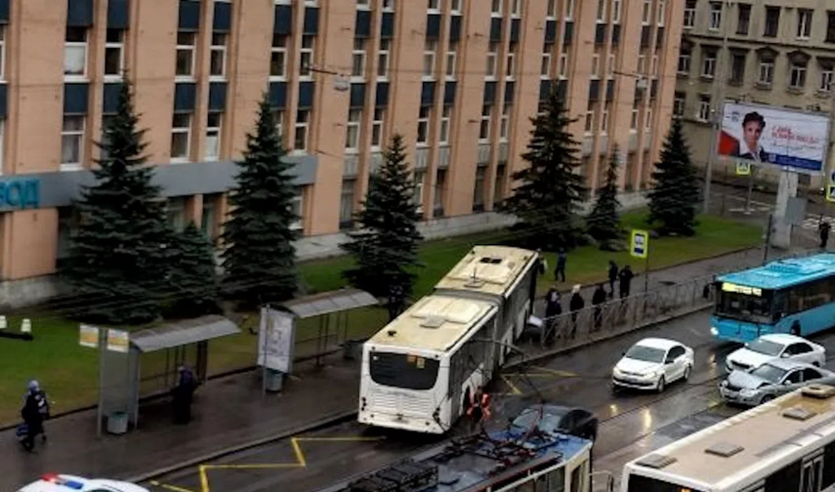 Автобус вылетел на тротуар на Кондратьевском проспекте - tvspb.ru