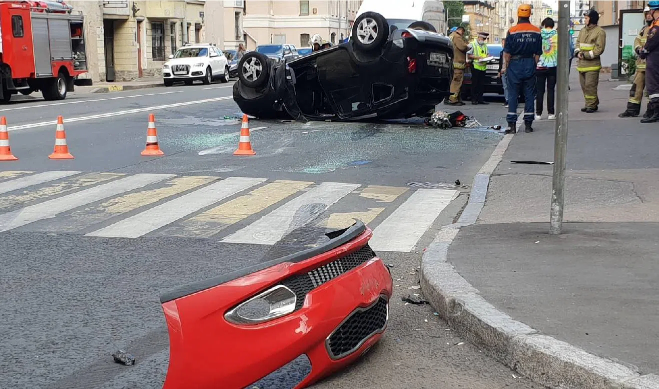 В Василеостровском районе в результате ДТП перевернулся автомобиль |  Телеканал Санкт-Петербург