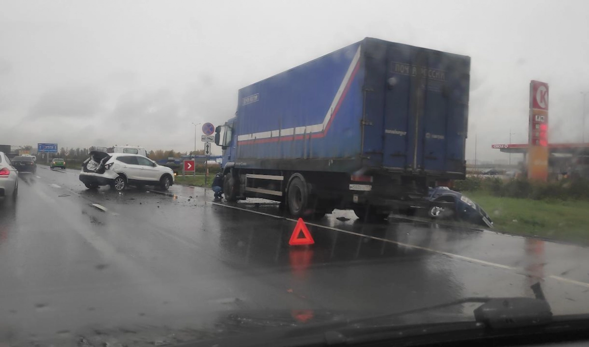 На Пулковском шоссе столкнулись две легковушки и грузовик «Почты России» - tvspb.ru