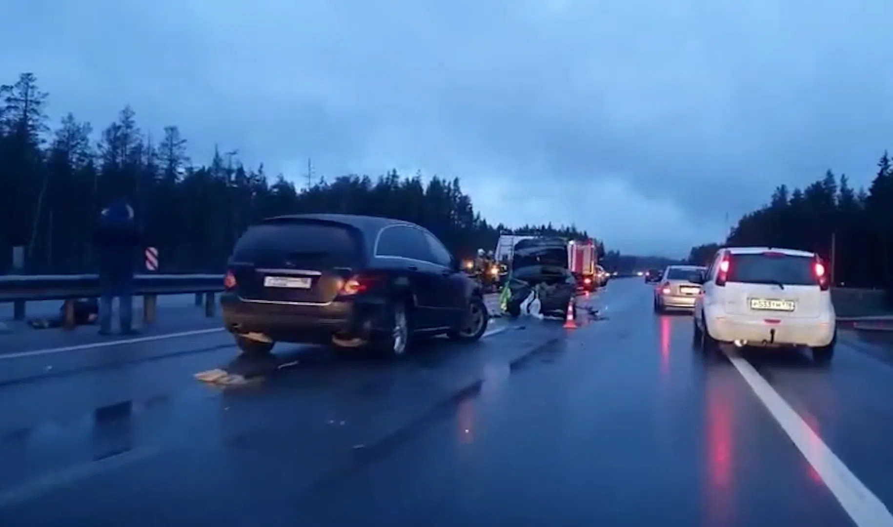 в случае когда правые колеса автомобиля наезжают на неукрепленную влажную обочину рекомендуется