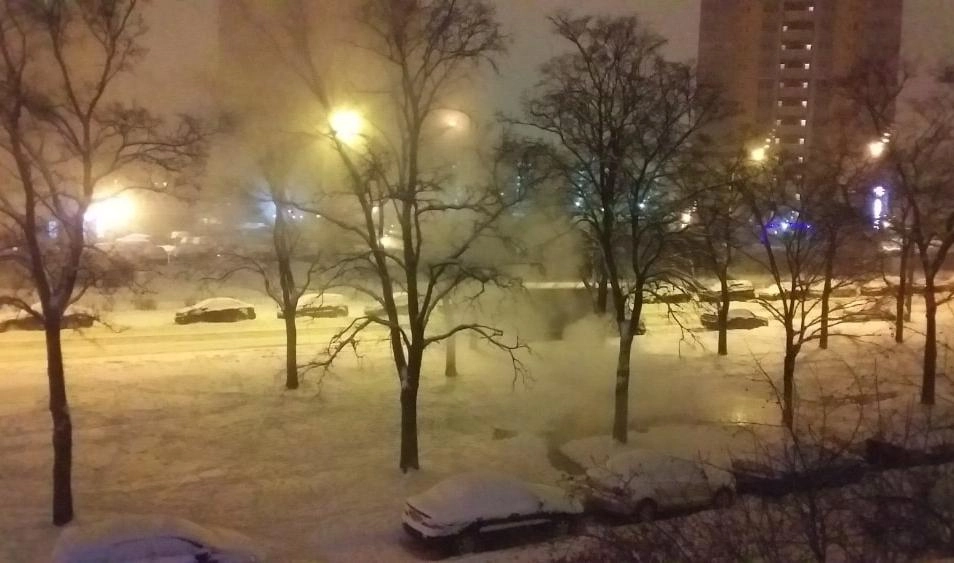 На улице Белы Куна прорвало трубу с горячей водой - tvspb.ru