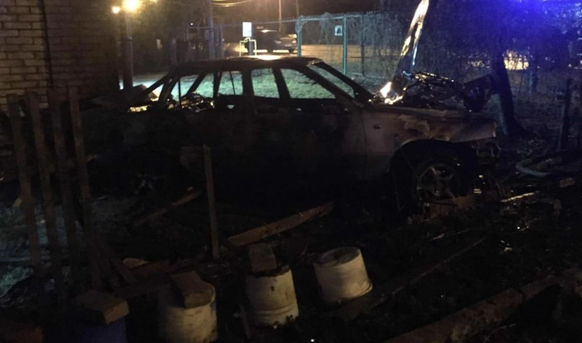 В Красном Селе водитель врезался в дом и погиб, уходя от погони - tvspb.ru