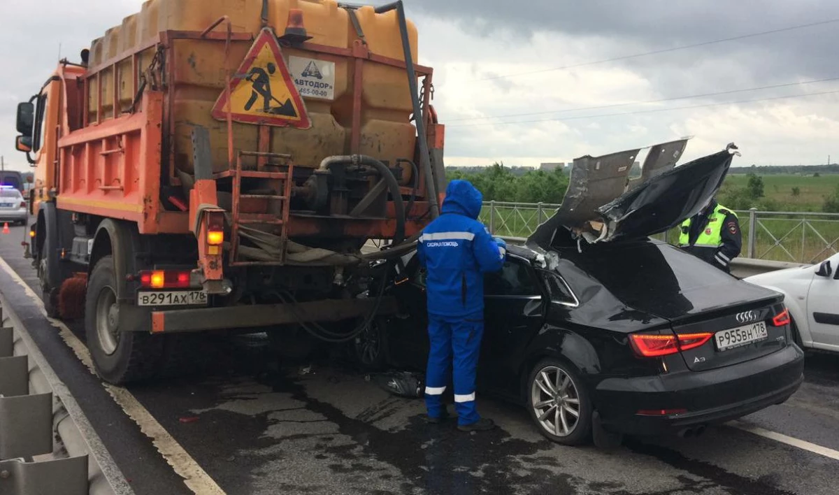 На Витебском проспекте Audi врезалась в поливальную машину | Телеканал  Санкт-Петербург