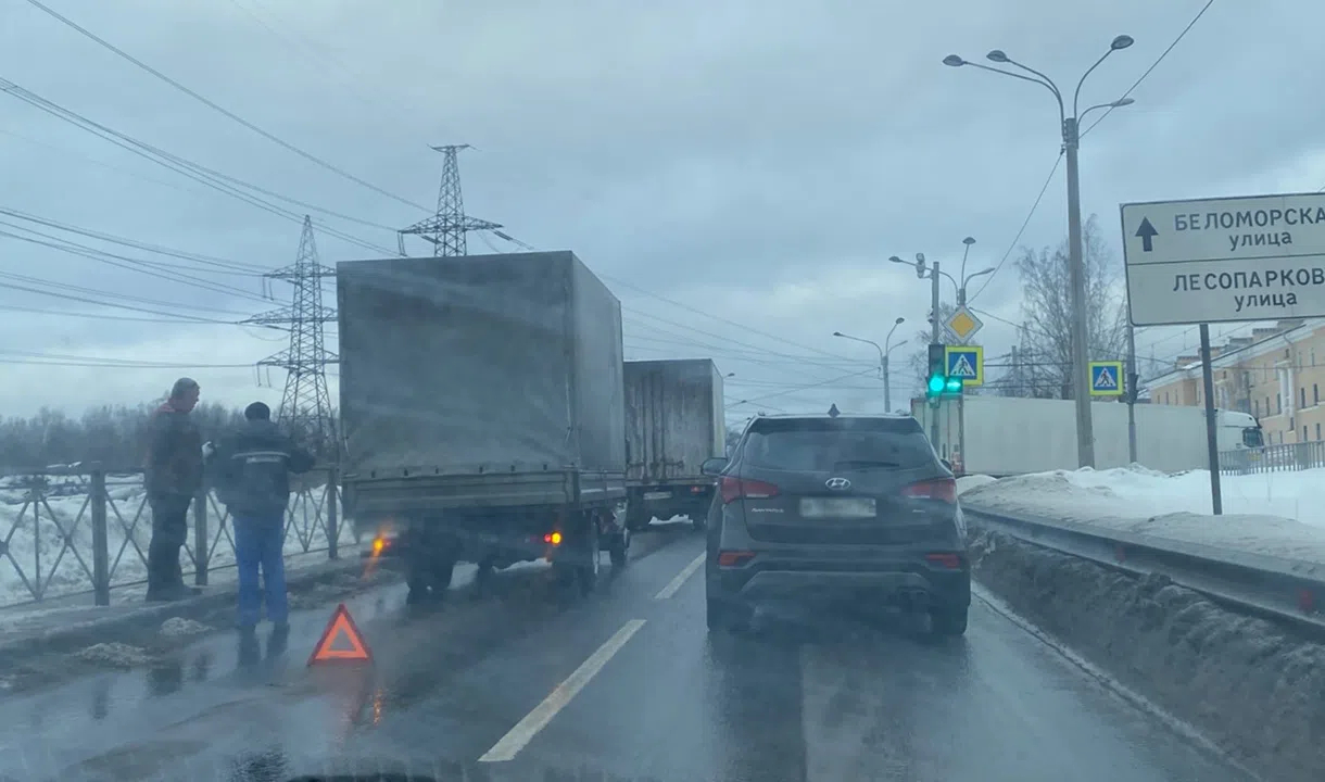 ДТП с грузовиками на Рябовском шоссе превратило две полосы в одну