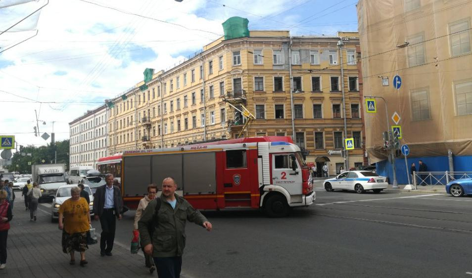 Улица пожарная. ДТП на садовой улице СПБ 15.07.21. Пожарные машины на пряжке в СПБ 22 декабря. Пожарник на садовой в СПБ фото.