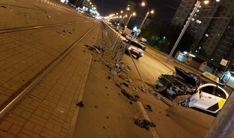 Таксист снес светофор и ограждение в Красносельском районе минувшей ночью - tvspb.ru