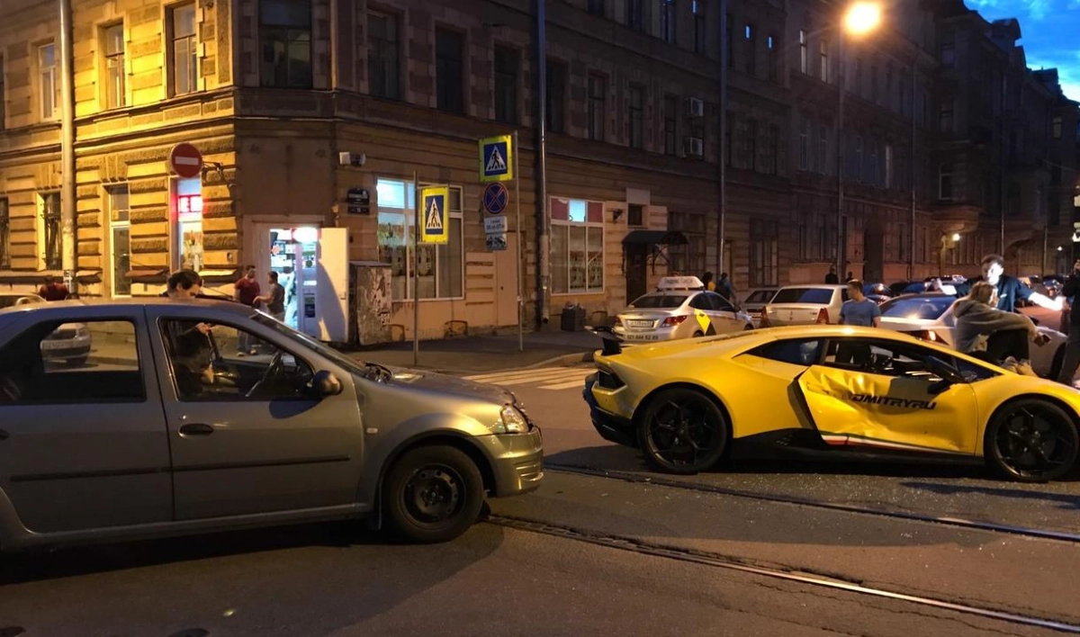 Logan и Lamborghini столкнулись на Коломенской улице - tvspb.ru